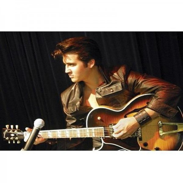 Elvis Presley mit Gitarre